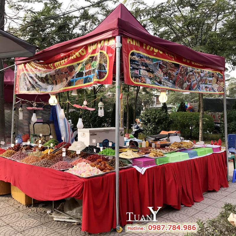 Sạp bán các loại ô mai, ẩm thực đặc trưng Việt Nam
