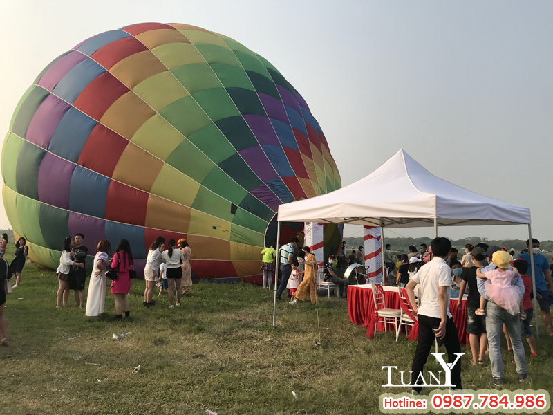 Nhà bạt di động 3mx3m màu trắng phục vụ Ban tổ chức và du khách chụp ảnh bên trong khinh khí cầu
