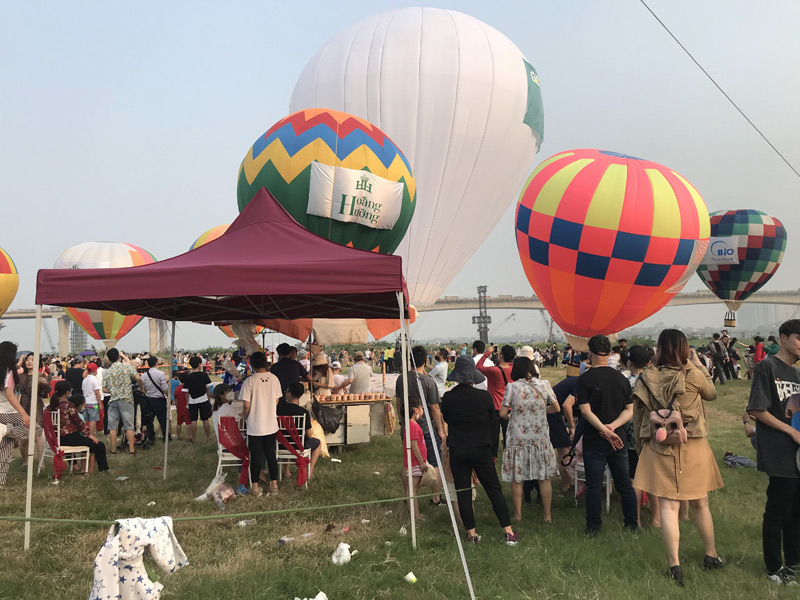Du khách thích thú ngắm nhìn, chụp ảnh cùng với khinh khí cầu đầy màu sắc