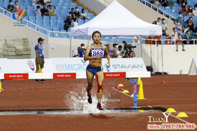 Nguyễn Thị Oanh thi đấu ở nội dung 3.000m vượt chướng ngại vật.