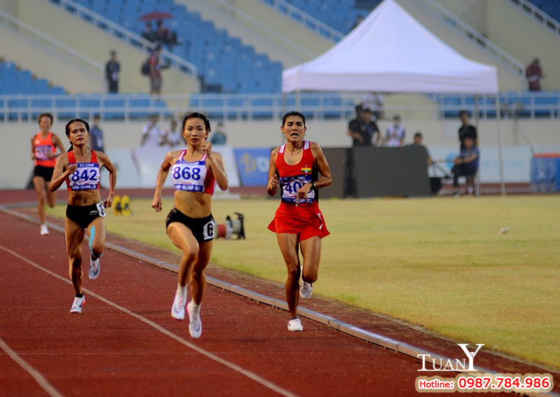 VĐV Nguyễn Thị Oanh và Phạm Thị Hồng Lệ trên đường chạy nội dung 5.000m dành cho nữ.