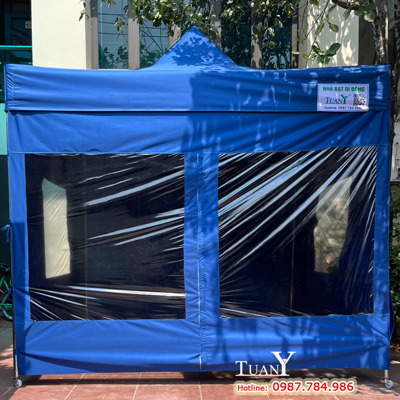 Quây kín 4 mặt, kiểu cửa phía trước pha với chất liệu nilon