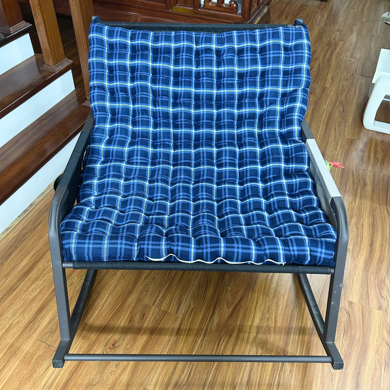 Ghế bập bênh đôi đệm kẻ xanh trắng đẹp