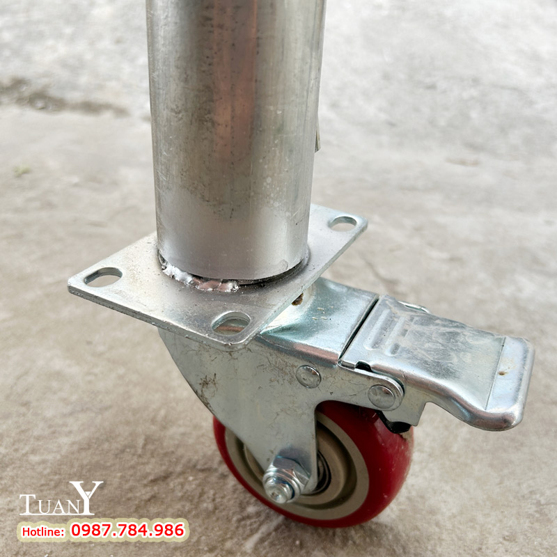 Mỗi chân đều có bánh xe di chuyển