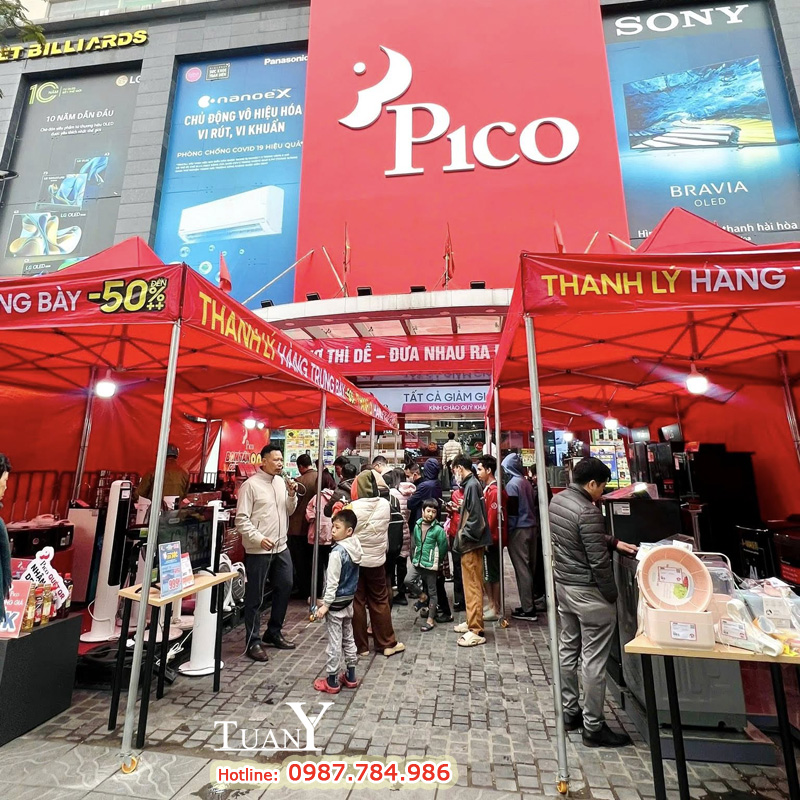 Rất đông khách hàng đến mua sắm, tham gia bốc thăm may mắn
