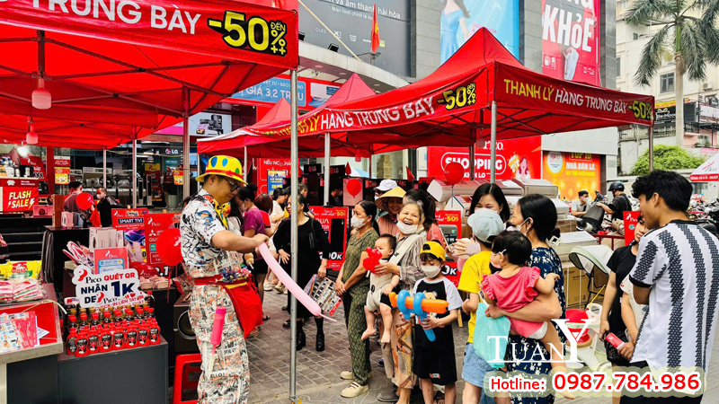 Kết hợp hoạt động vui nhộn cho trẻ em nên đã thu hút rất đông các bà nội trợ đến mua sắm