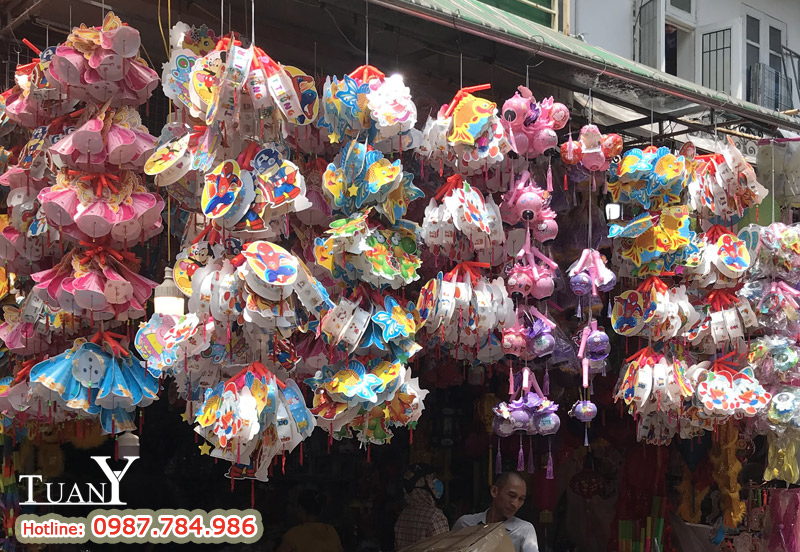 Gian hàng treo bán đèn lồng trên phố Hàng Mã Hà Nội