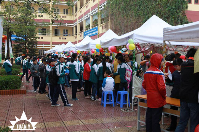 PCI dùng nhà bạt 3mx3m tổ chức chợ xuân tại trường học năm 2015