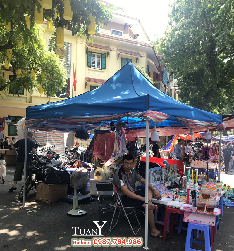 Chiếc nhà bạt 3mx3m màu xanh biển dựng làm gian hàng bàn bán đồ chơi Trung Thu tại phố Hàng Mã - Hà Nội