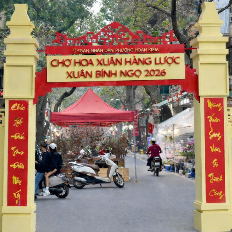 Chợ hoa Tết xuân Bính Ngọ trên phố hàng Lược, Hà Nội