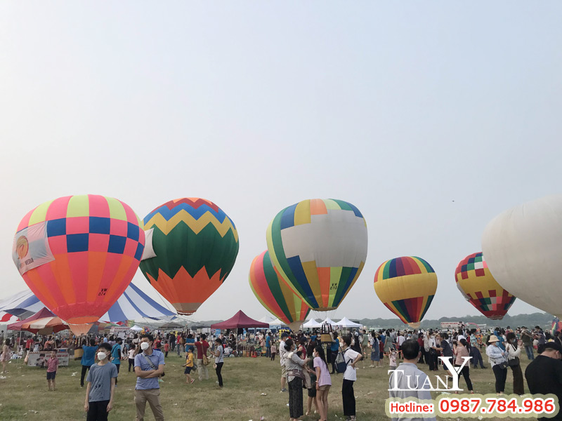 Các quả khinh khí cầu đầy màu sắc bay trên bầu trời khiến du khách thích thú
