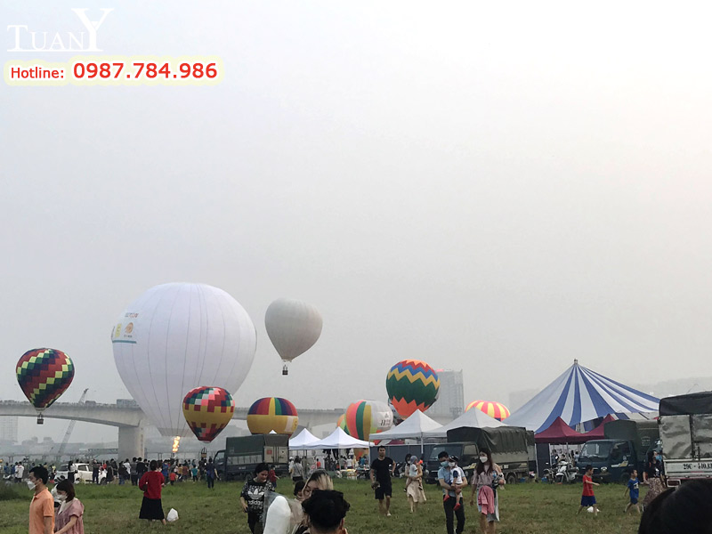 Lễ hội được tổ chức tại chân cầu Vĩnh Tuy ven sông Hồng, Hà Nội