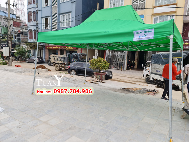 Nhà bạt 4mx6m MK6 màu xanh lá dựng trên vỉa hè phố Kim Đồng, Hà Nội