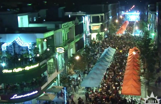 Hội chợ đêm diễn ra tại phố di bộ Petro Thăng Long kỷ cương, an toàn