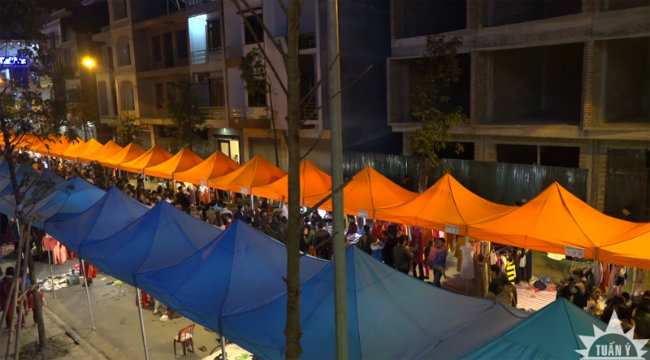 Hàng trăm nhà bạt 3mx3m với màu xanh và cam làm nổi bật các gian hàng tại KĐT Petro Thăng Long
