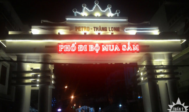 Cổng vào khu Chợ đêm tại khu đô thị Petro Thăng Long - Thái Bình