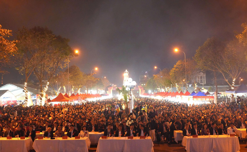 Hội chợ thu hút hàng vạn khách hàng đến tham quan, mua sắm