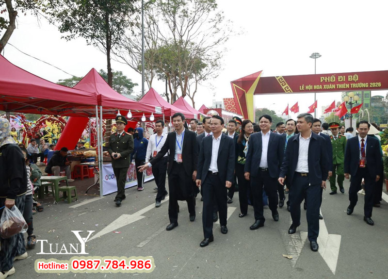 Các lãnh đạo, đại biểu tham quan từng gian hàng trong hội chợ