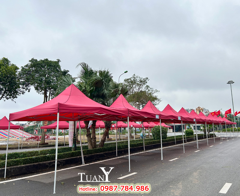 Các gian hàng dựng lên nổi bật thu hút khách hàng