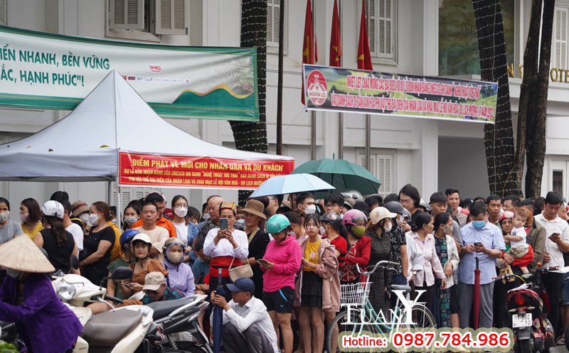 Người dân háo hức xếp hàng nhận vé miễn phí xem Lễ vinh danh Nghệ thuật Xòe Thái
