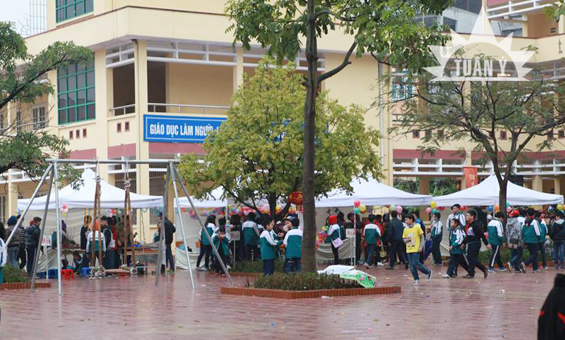 Dù trời mưa lạnh nhưng Hội chợ Xuân ở trường THCS Hai Bà Trưng vẫn rất sôi động và ấm áp