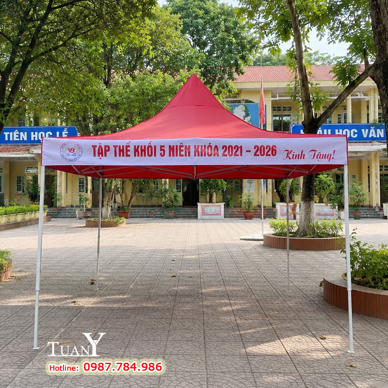 In ấn từ chất liệu bạt quảng cáo Hiflex may đè lên vải mái Polyester khu vực diềm (trán)