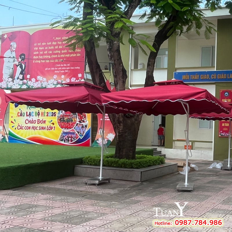 Ô lệch tâm màu đỏ đô lắp dựng che nắng mưa tại trường học