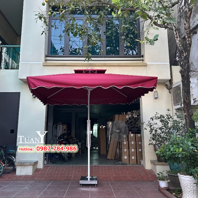 Ô lệch tâm mái màu đỏ đô vuông mỗi chiều 2,5m