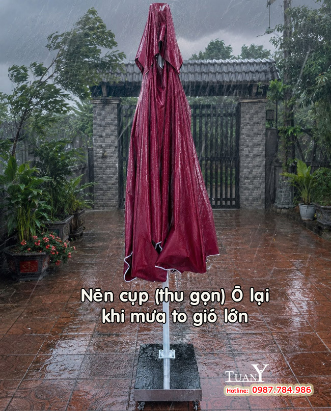 Lưu ý thu gọn Ô lệch tâm khi mưa to gió lớn để đảm bảo an toàn