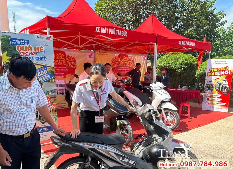 Nhân vien Head Honda giới thiệu, tư vấn khách hàng dòng xe mới trước khi lái thử xe