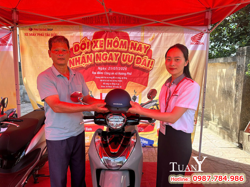 Tặng nón bảo hiểm tri ân khách hàng